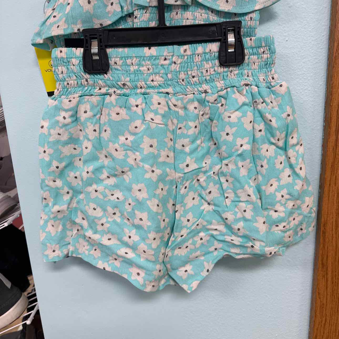 8/10 NEW Volcom 2pc Outfit